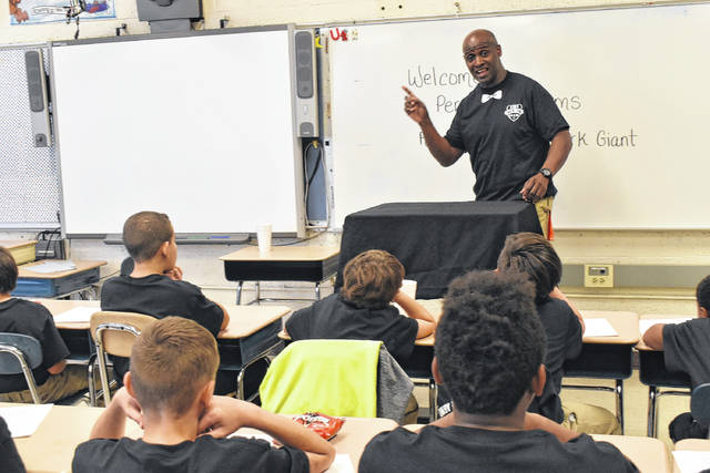 Ex-NFL player gives life advice to Bowtie Club