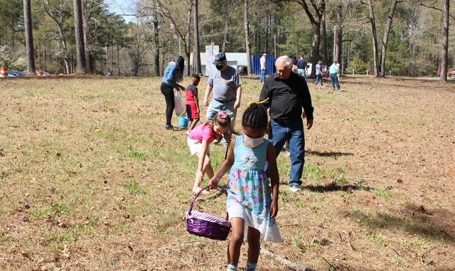  Gavin Stone | Daily Journal A group of children and their families gathered at the American Legion Post 147 clubhouse on Ledbetter Lake Sunday to hunt for Easter eggs. 