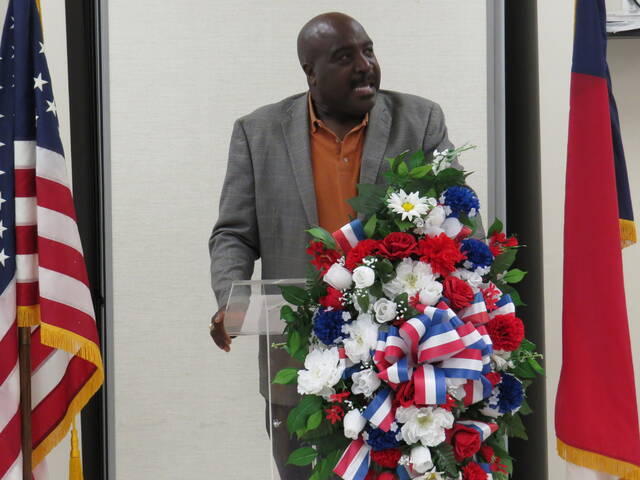 
			
				                                Mayor Antonio Blue thanked the veterans’s in the audience for their service.
                                 Matthew Sasser | Daily Journal

			
		