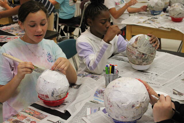 <p>Bella Sweatt and Kierra Williams paint their balloons. Once they finish drying, they will hang in and decorate the classroom until they are ready to go home.</p>
                                 <p>Matthew Sasser | Daily Journal</p>